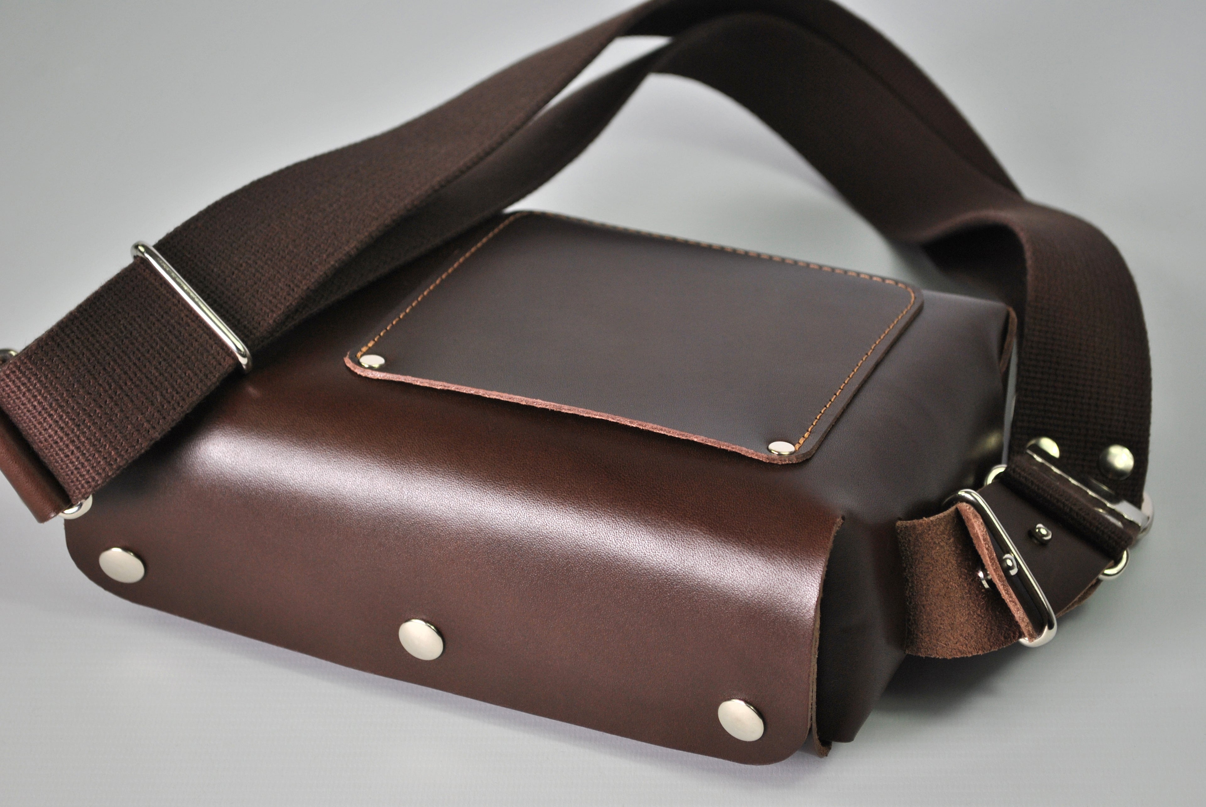Fox  Crossbody Bag. Chestnut