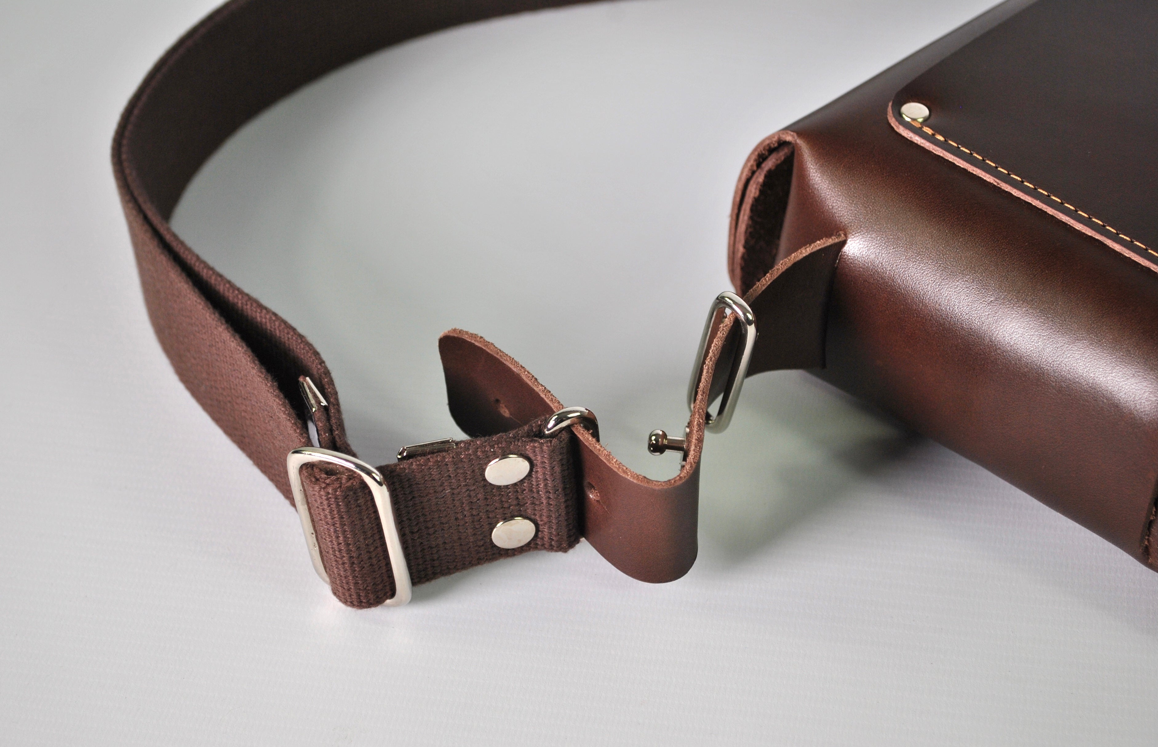Fox  Crossbody Bag. Chestnut